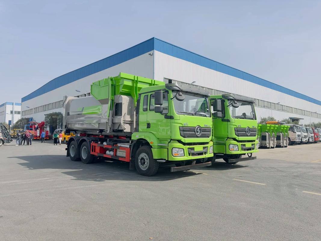陕汽德龙m3000型后双桥勾臂垃圾车.上装配25吨拉臂勾,箱